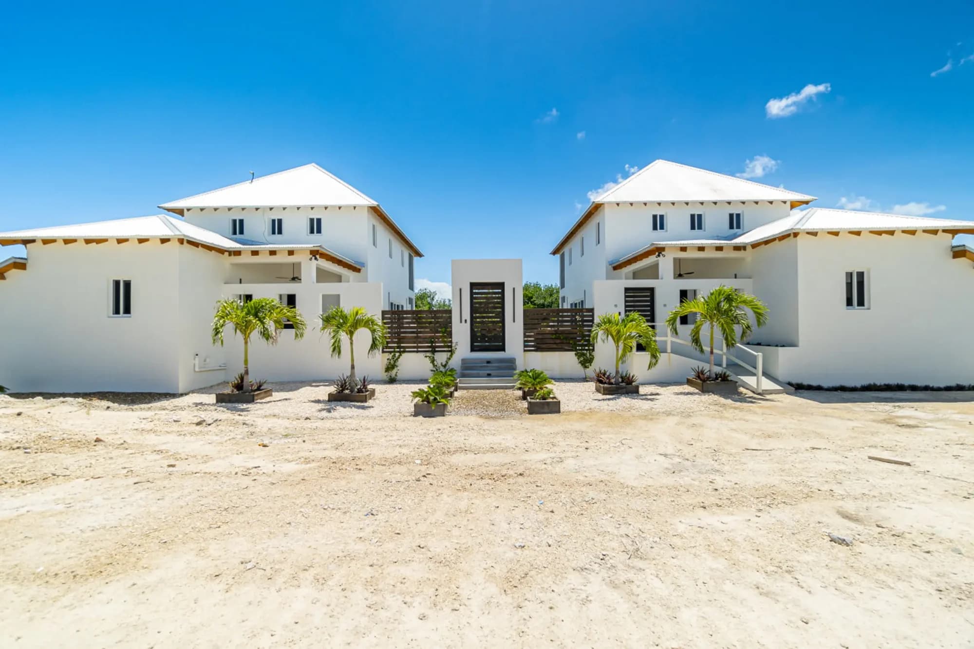 Canal-front street elevation and double wheelhouse home